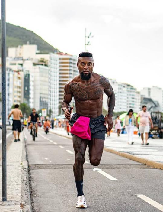 这是51岁?巴西名宿泽-罗伯托晒慢跑照,肌肉线条明显